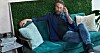 Peter Forsberg sittandes i en soffa.