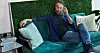 Peter Forsberg sittandes i en soffa.