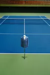 En blå kavaj från Oscar Jacobson står på en ställning mitt på en tennisbana.